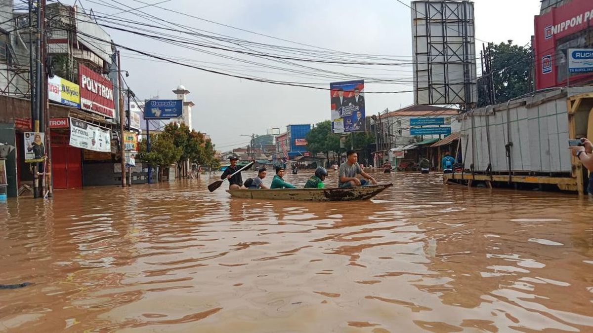 penampakan genangan banjir yang memutuskan jalan raya dayeuhkolot kabupaten bandung 169